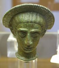 Piccola_testa_di_Etrusco_in_bronzo