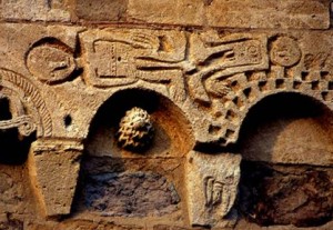 Decorazione in bassorilievo nella pieve romanica di Cortazzone Asti