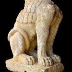 Sfinge con sfondo Lato