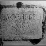 Urna cineraria nel chiostro della abazia di Moggio Udinese