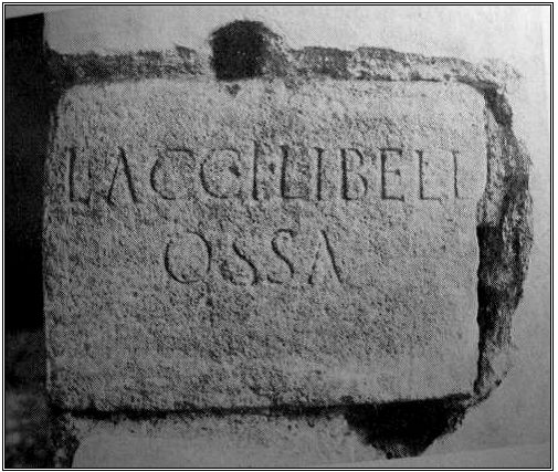 Urna cineraria nel chiostro della abazia di Moggio Udinese